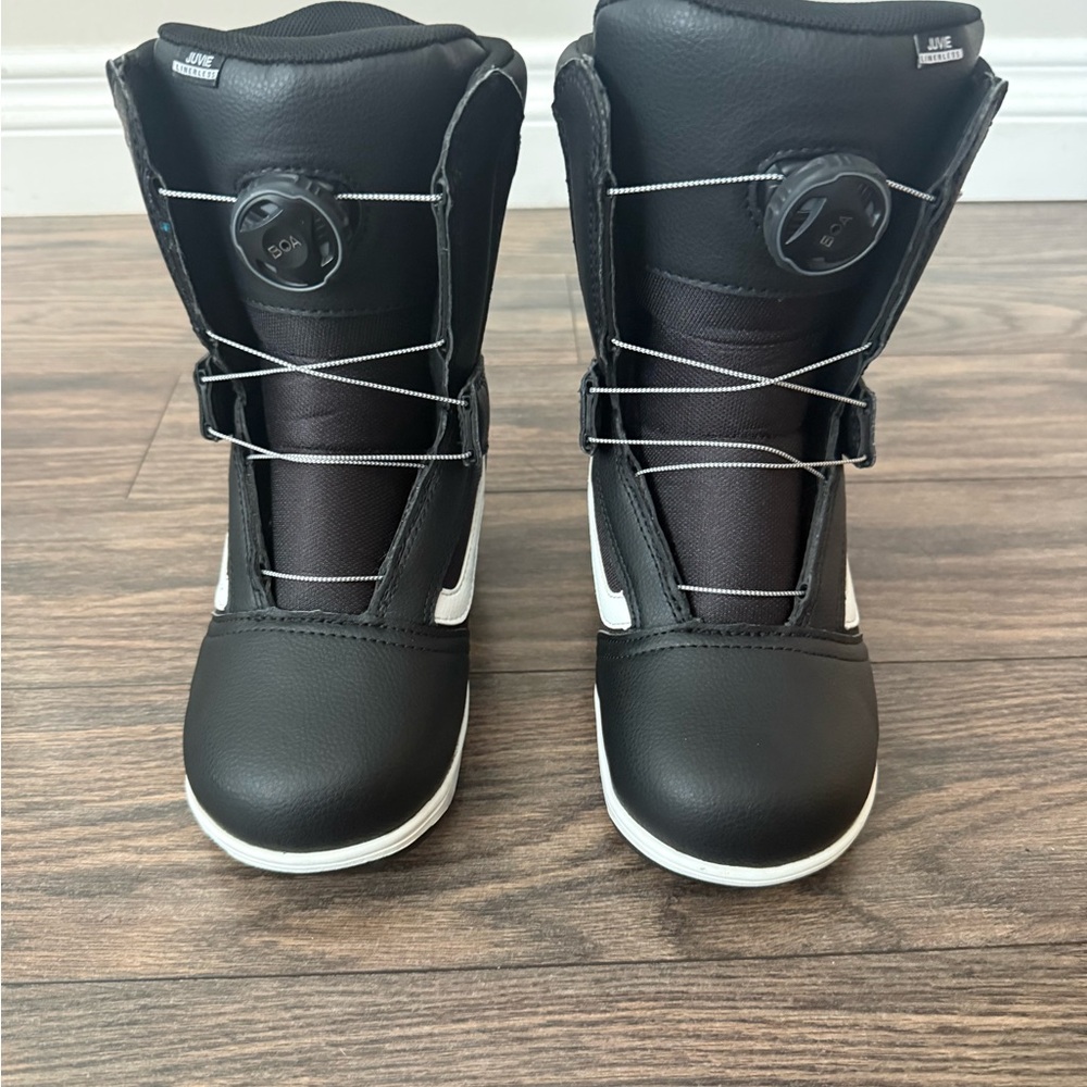 Vans Juvie Snowboard Boots US Size 2 BOA